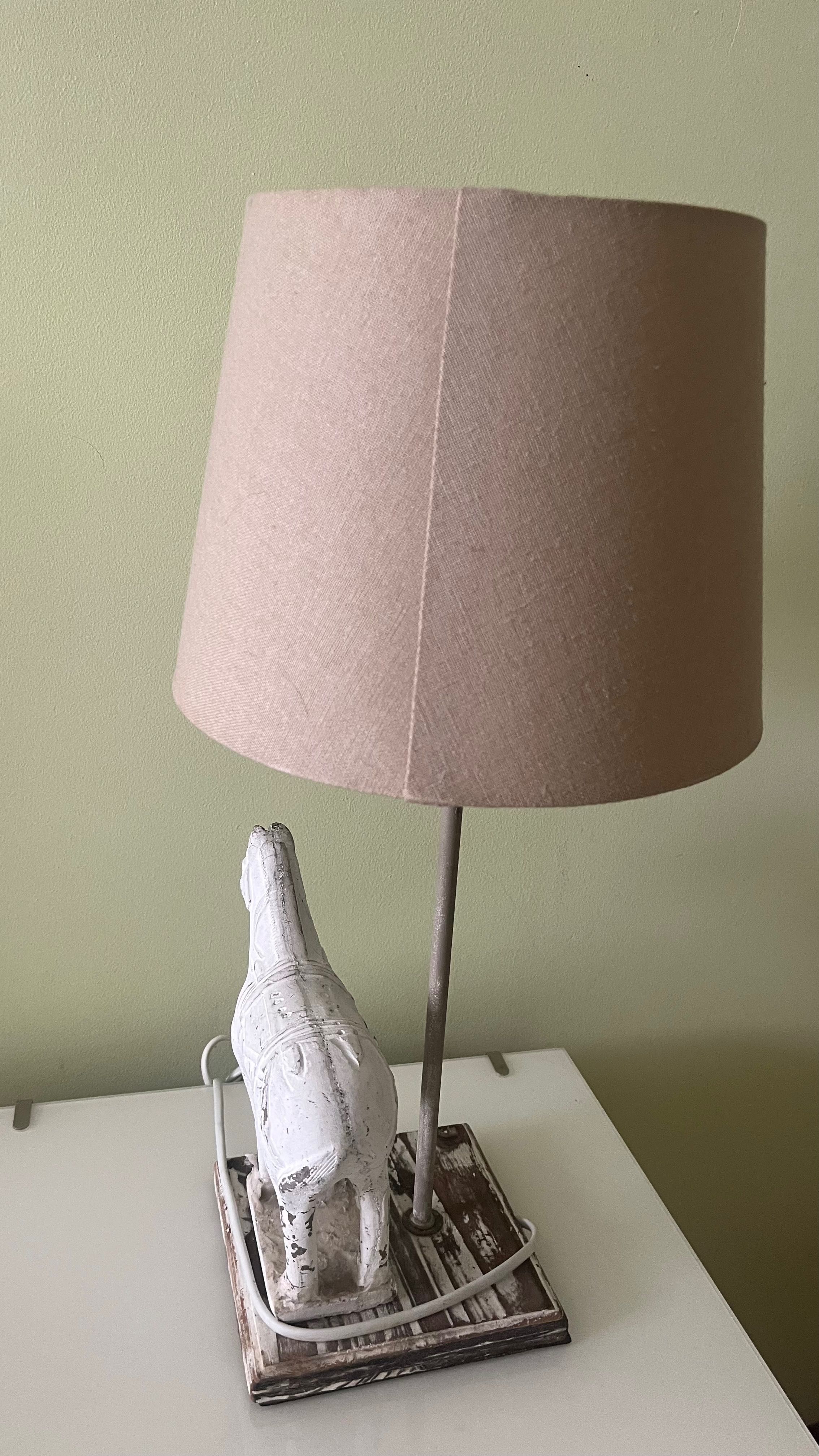 Candeeiro com cavalo decorativo