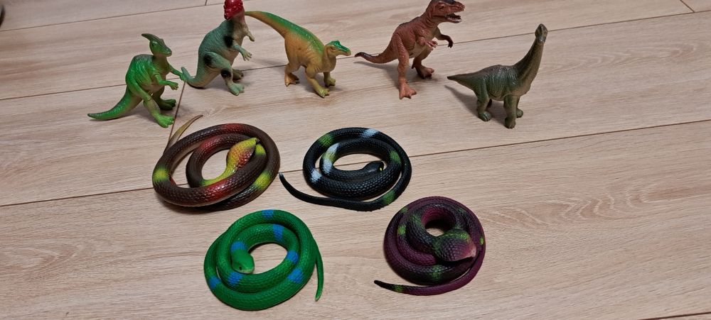 Zabawki węże i dinozaury gumowe
