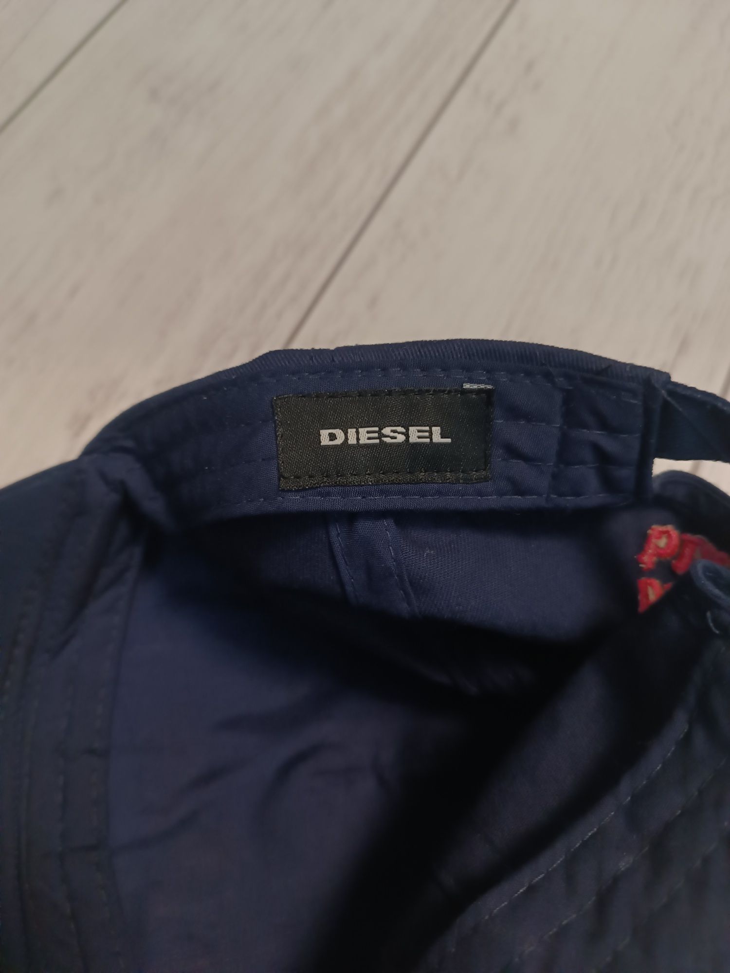 Темно синяя кепка diesel
