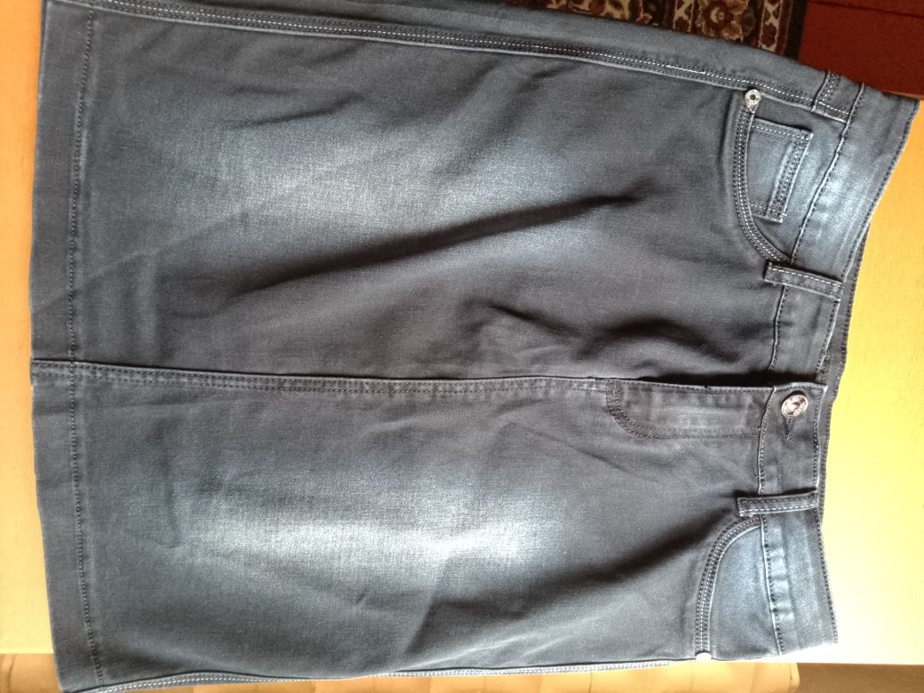 Продам нову джинсову спідницю жіночу темно синього кольору 300грн