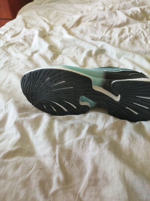 Кросівки з дисковим регулятором затяжки шнурків