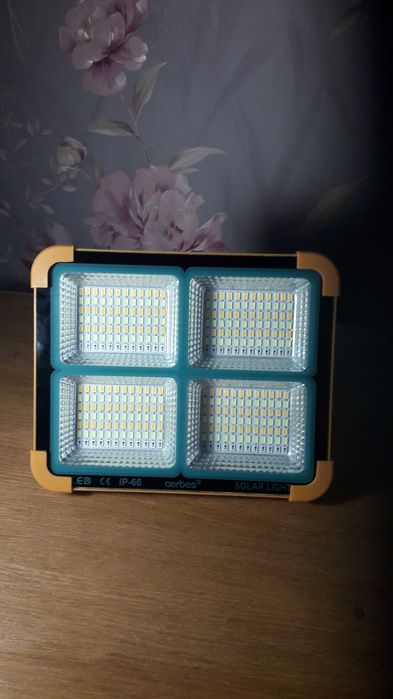 Лел лампа павербанк на сонячній панелі з вбудованим акамулятором