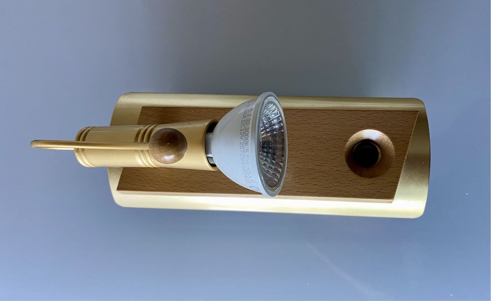 Candeeiro articulado, base em madeira, sem marcas de uso.