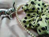 Gumka scrunchie silki limonka w czarne kropki