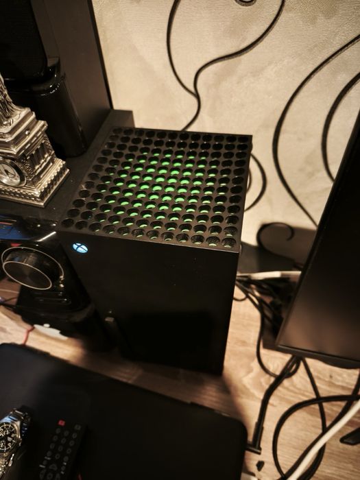 Продам Xbox Series x в идеельном состоянии и много игр