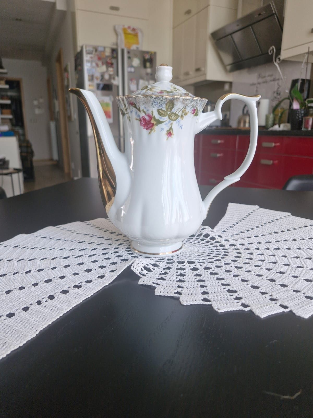 Porcelanowy dzbanek ozdobny na herbatę