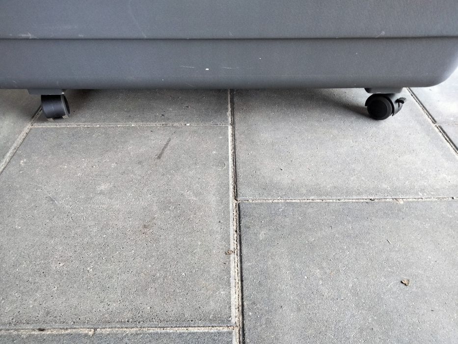 Duży plastikowy transporter na kółkach nowy