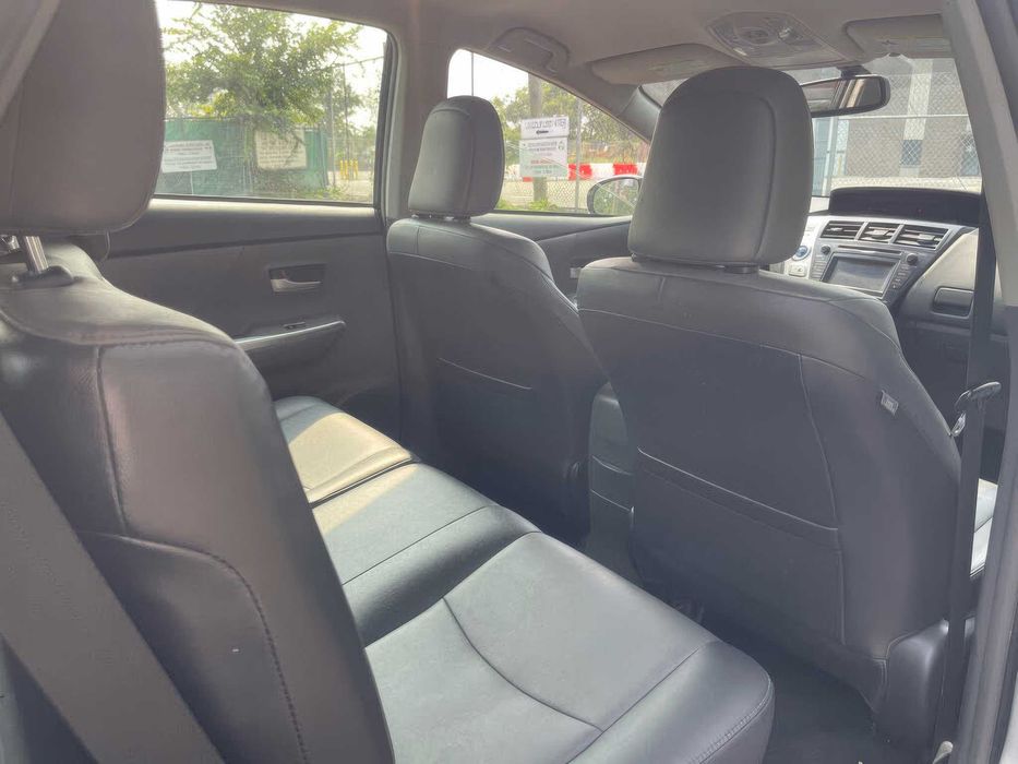 Toyota Prius v Five      2014