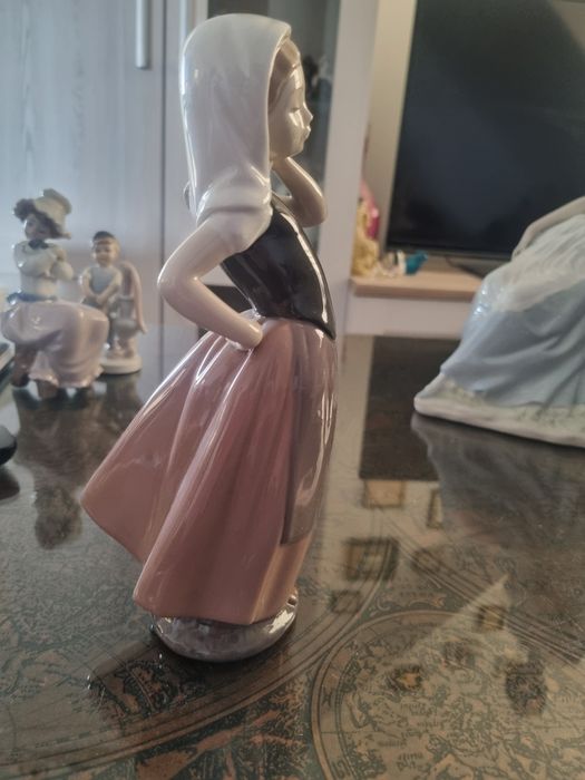 Porcelana Nao LLadro/Hiszpania- figurka dziewczyny