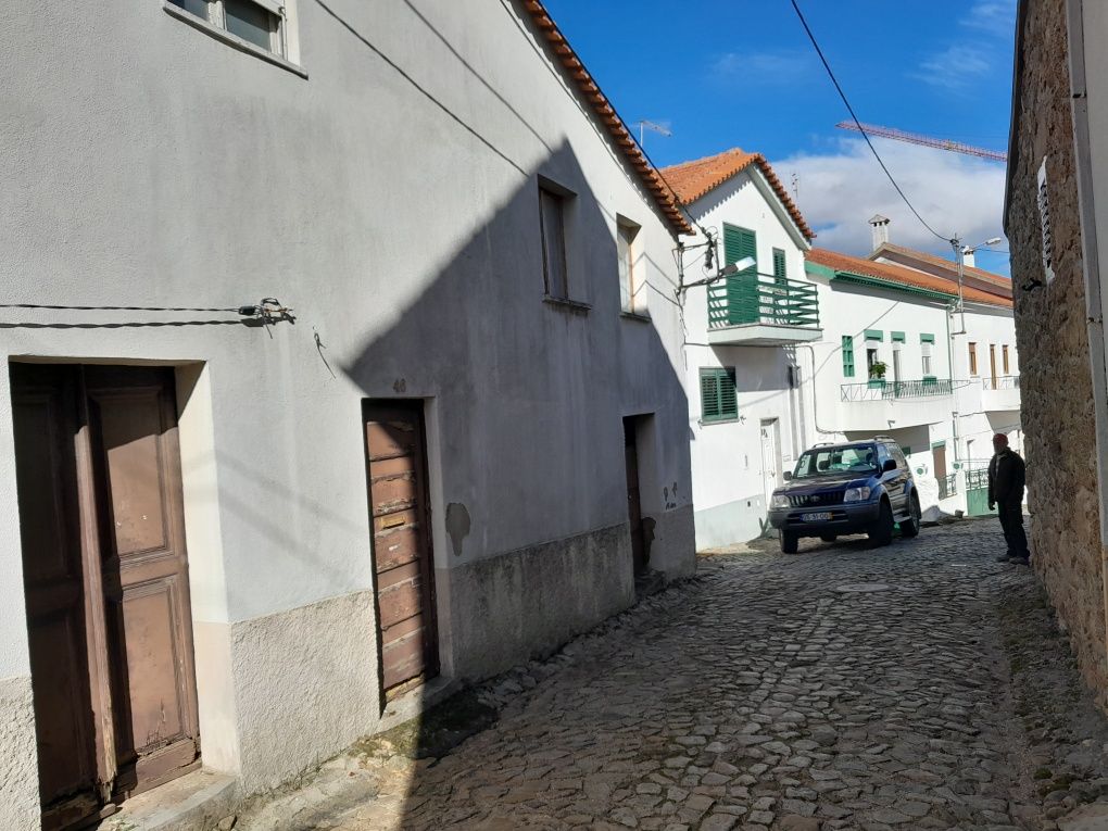 Moradia T2 para reconstrução em Ferro - Covilhã - Reservado