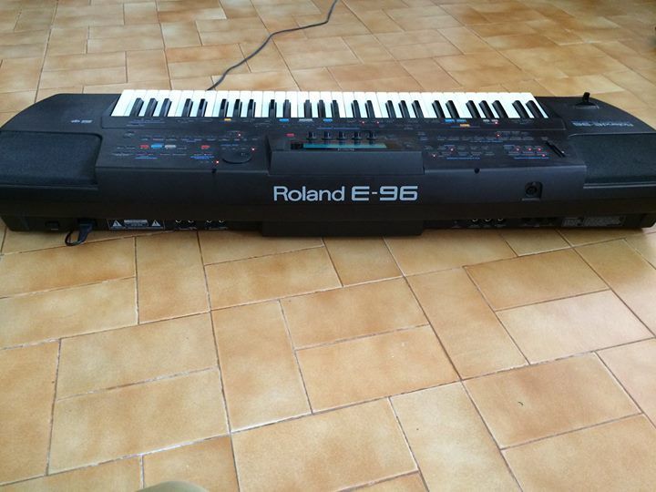 Teclado Roland E-96