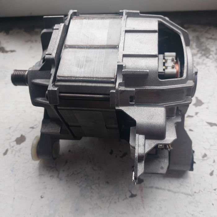 двигатель от стиральной машины Bosch.