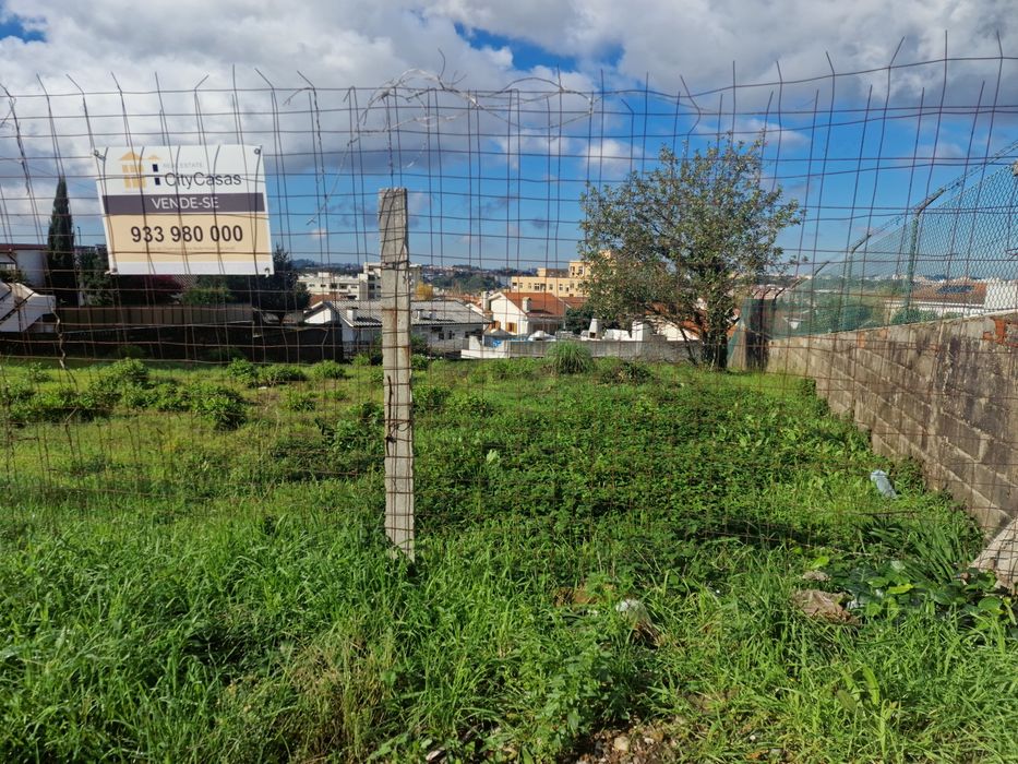 Vende-se terreno com 2 lotes na zona de Fânzeres com 925 m2 no total
