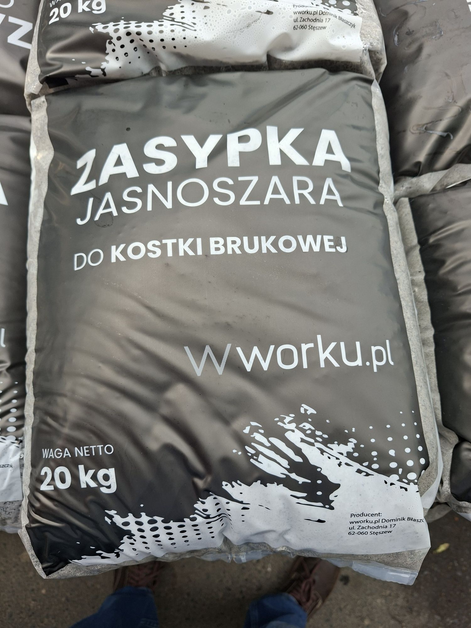Zasypka do kostki brukowej.