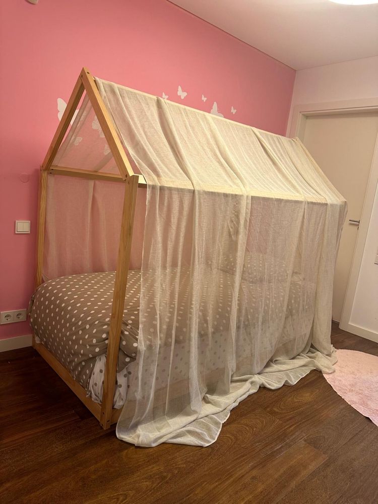 Cama casinha para crianças em madeira com véu