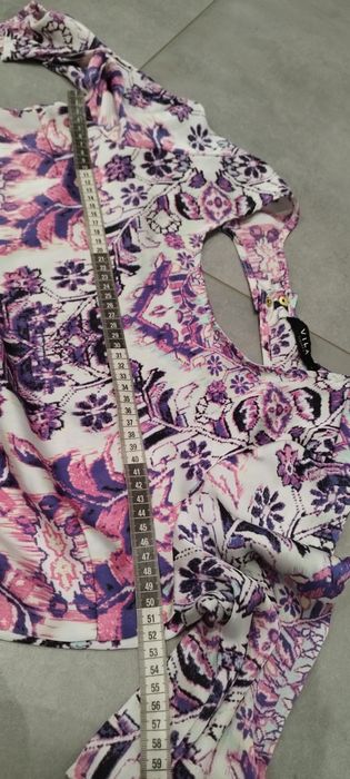 R.M Vila biało fioletowa sukienka w kwiaty odkryte plecy wyprzedaż