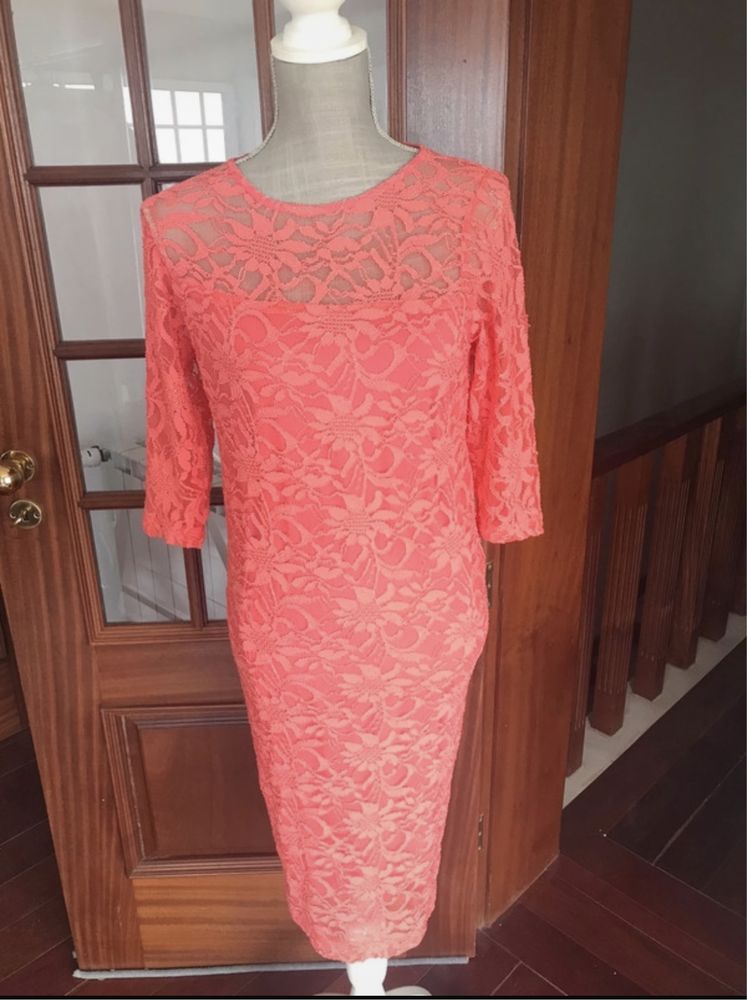 Vestido coral com renda