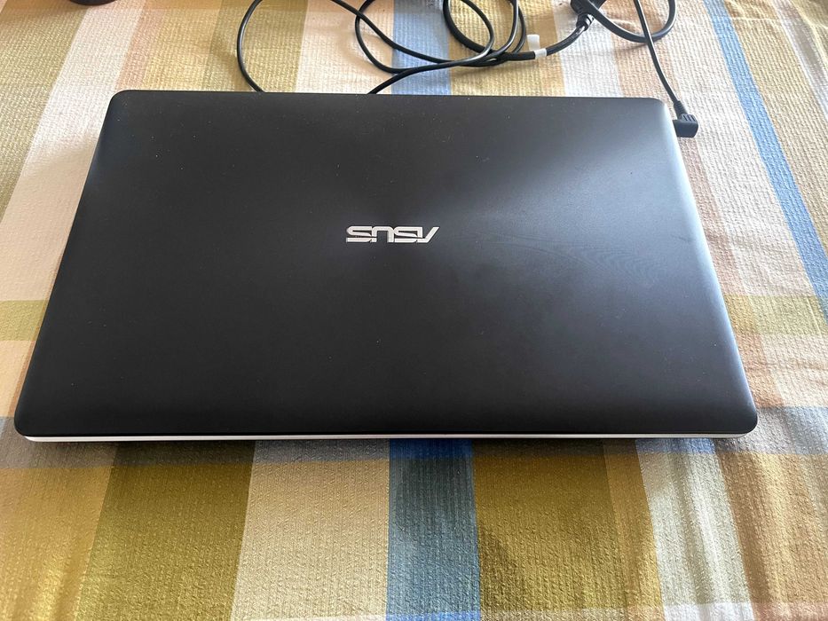 Computador portátil Asus 17"