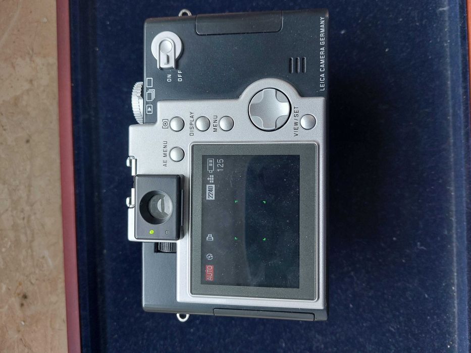 Aparat fotograficzny Leica Digilux 1 z 2002 roku