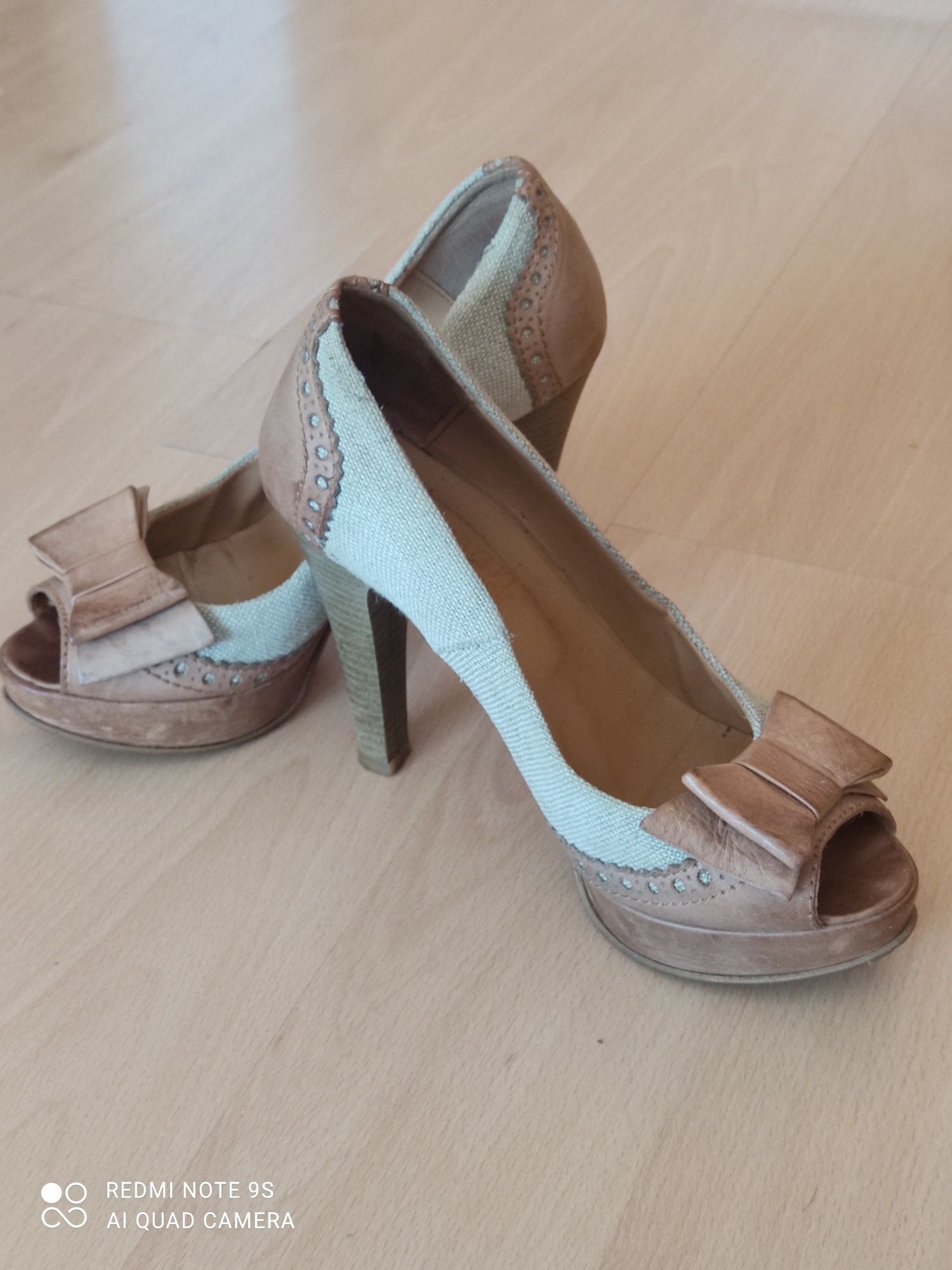 Sapatos altos camel 37