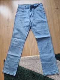 jasne męskie jeansy Wrangler W33 L34