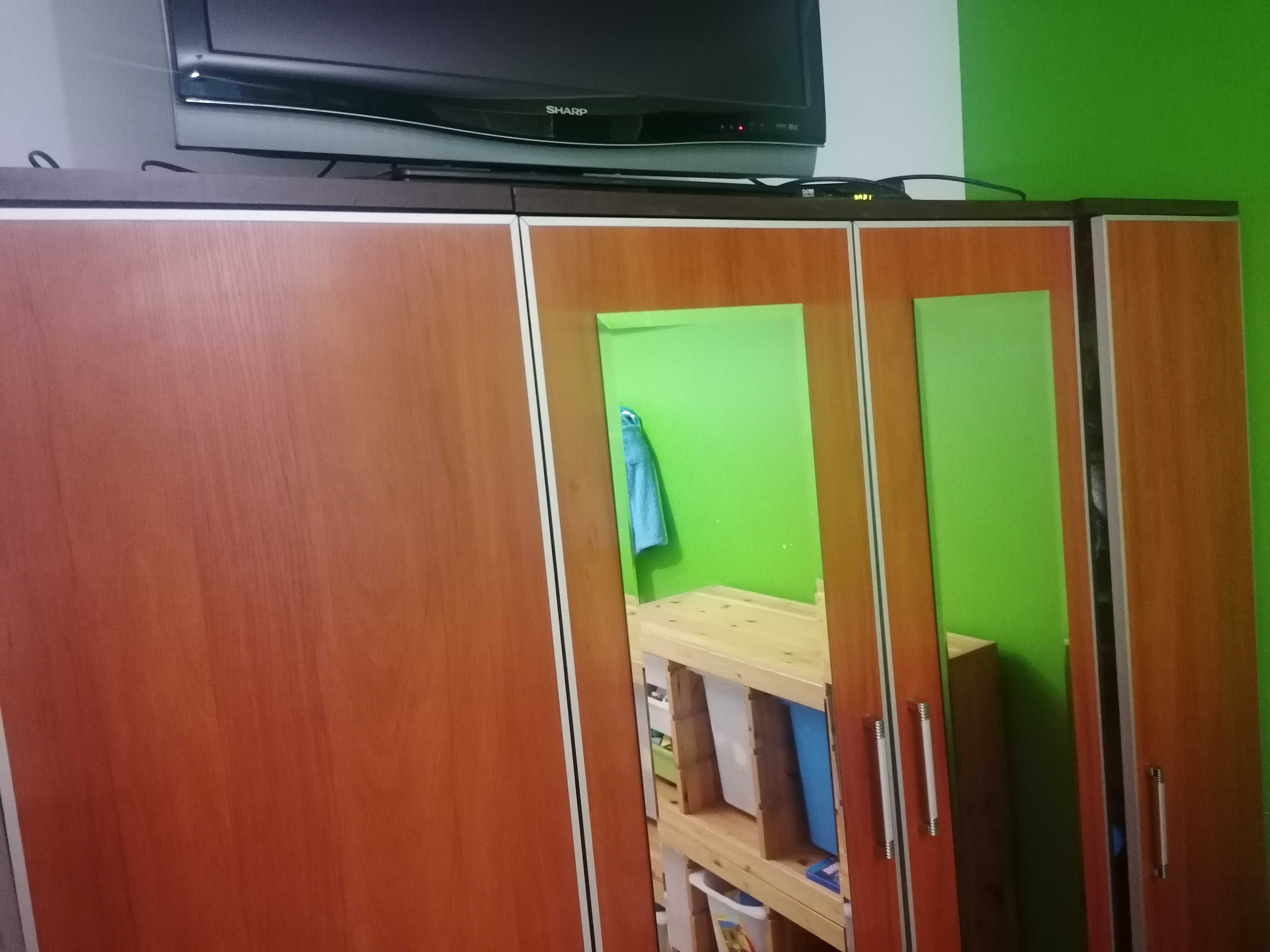 Szafa z szufladami i lustrem