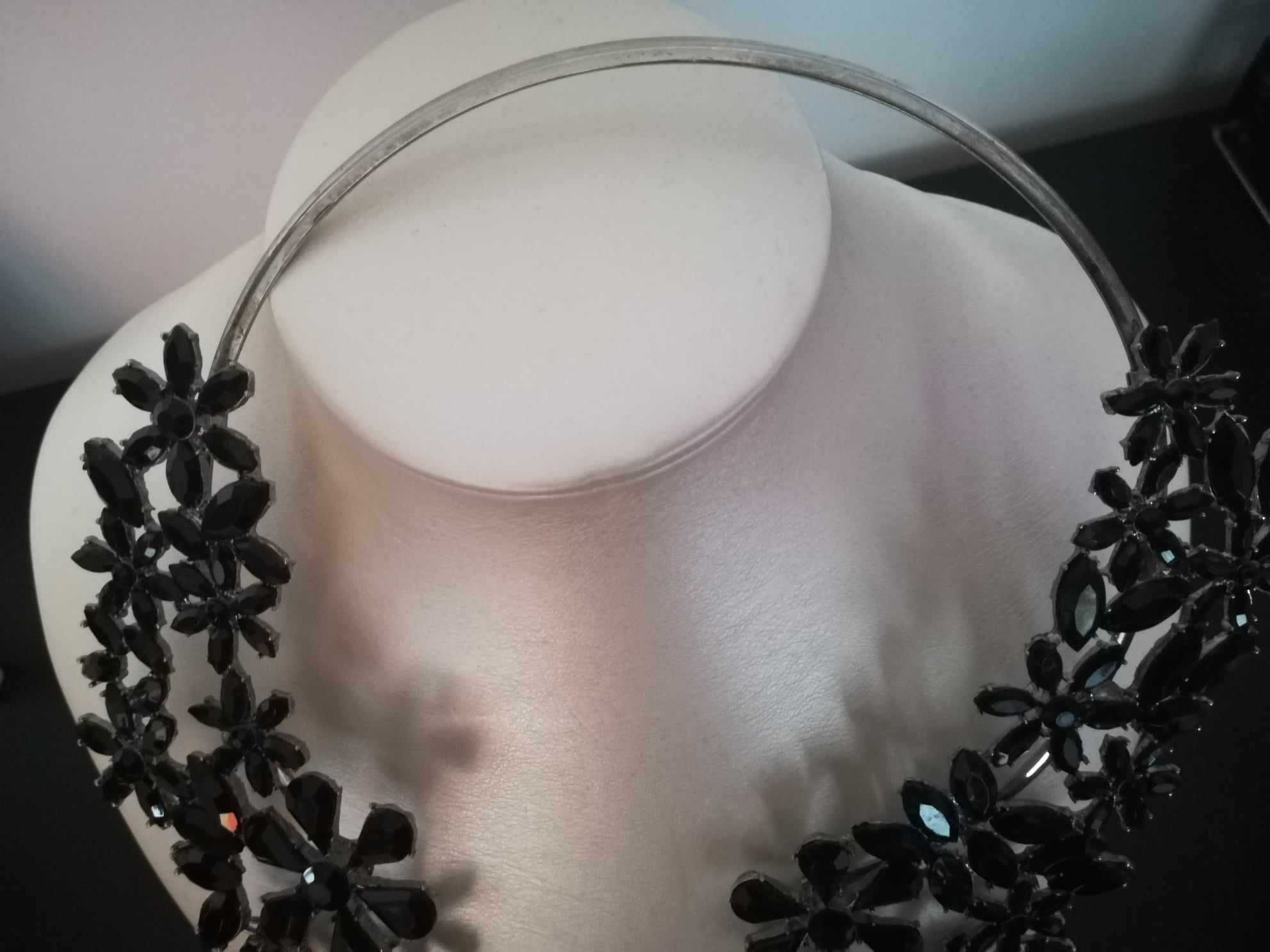 Gargantilha metálica com pedraria