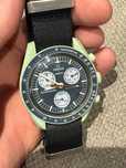 Omega x Swatch SO33G100 Ziemia - Wyjątkowy design dla conscious
