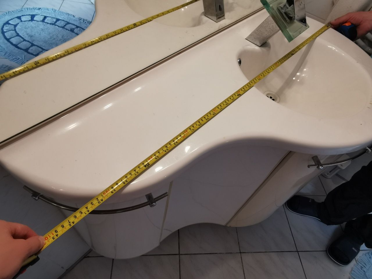 Szafka z umywalką i lustrem do makijażu w stylu glamour