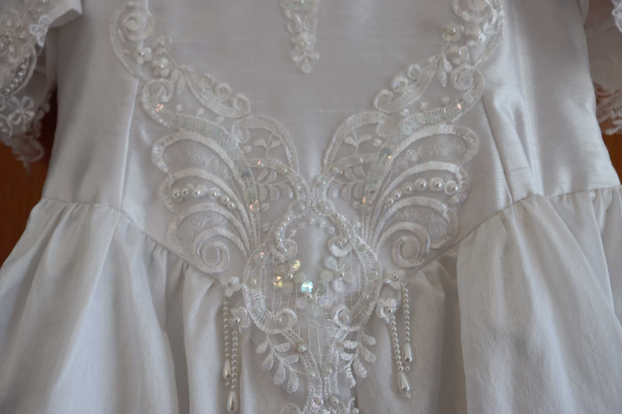 Vestido de Noiva com Rendas e Bordados e luvas