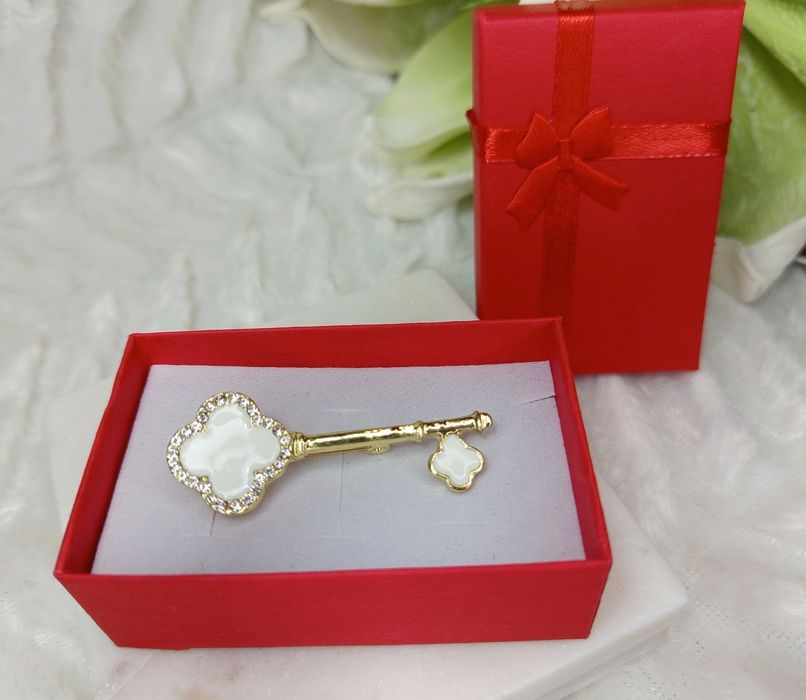 Broszka klucz prezent elegancka cyrkonie kwiat koniczynka biżuteria cc