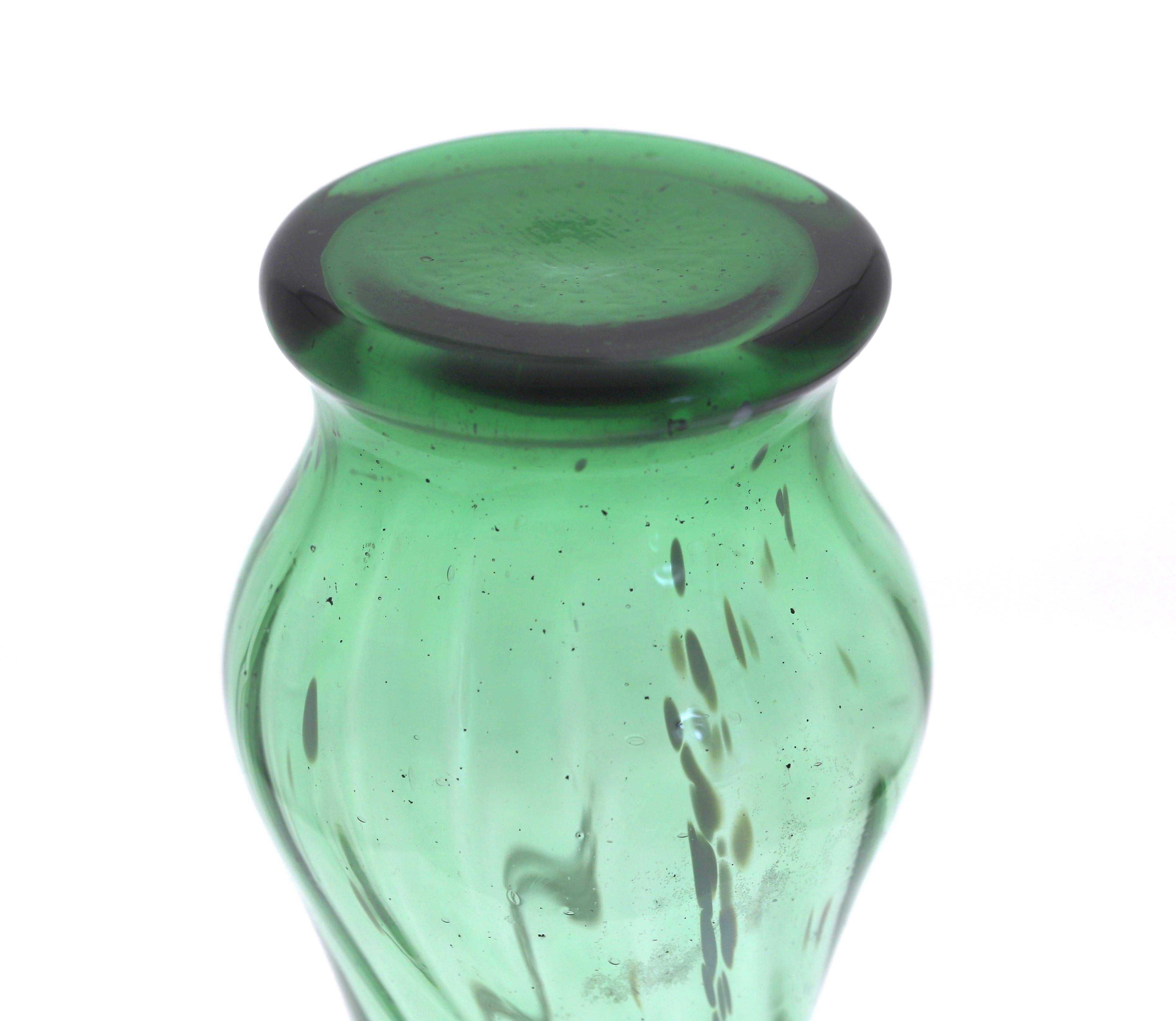 Wazon szklany zielony z białymi prążkami wys. 29cm
