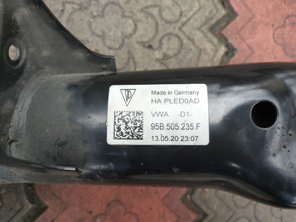 Macan підрамник задній