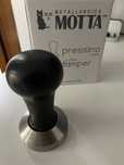 Tamper MOTTA do ubijania kawy - 52 MM Czarny