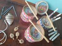 Antiguidades: brinquedos tradicionais, vassouras, saboneiras cerâmicas