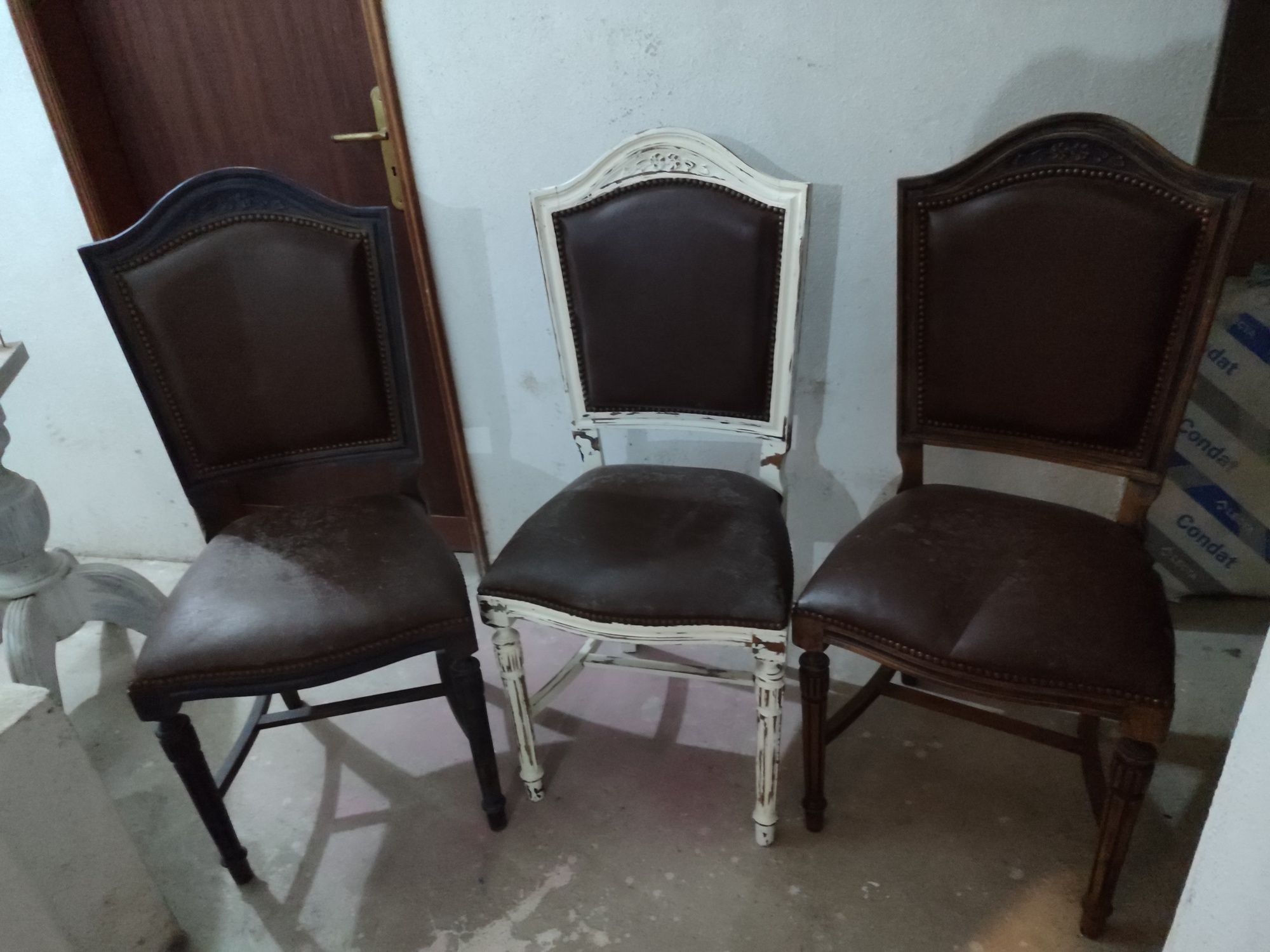 Vendo Três cadeiras.