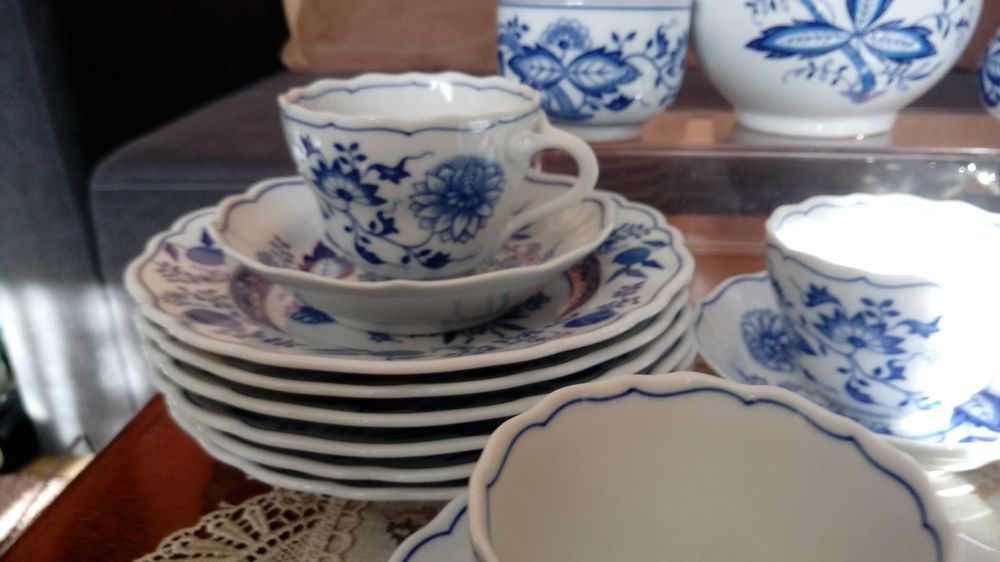 Porcelana,wzór cebulowy,kolekcja,filiżanki,zestaw,talerze