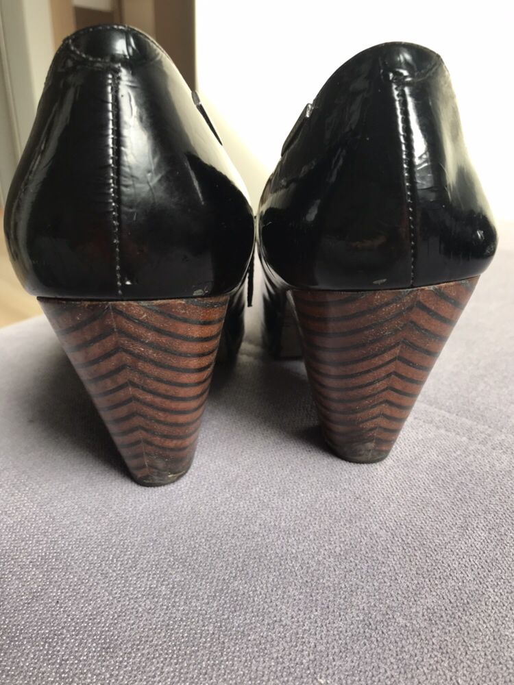 Buty na obcasie lakierkowe