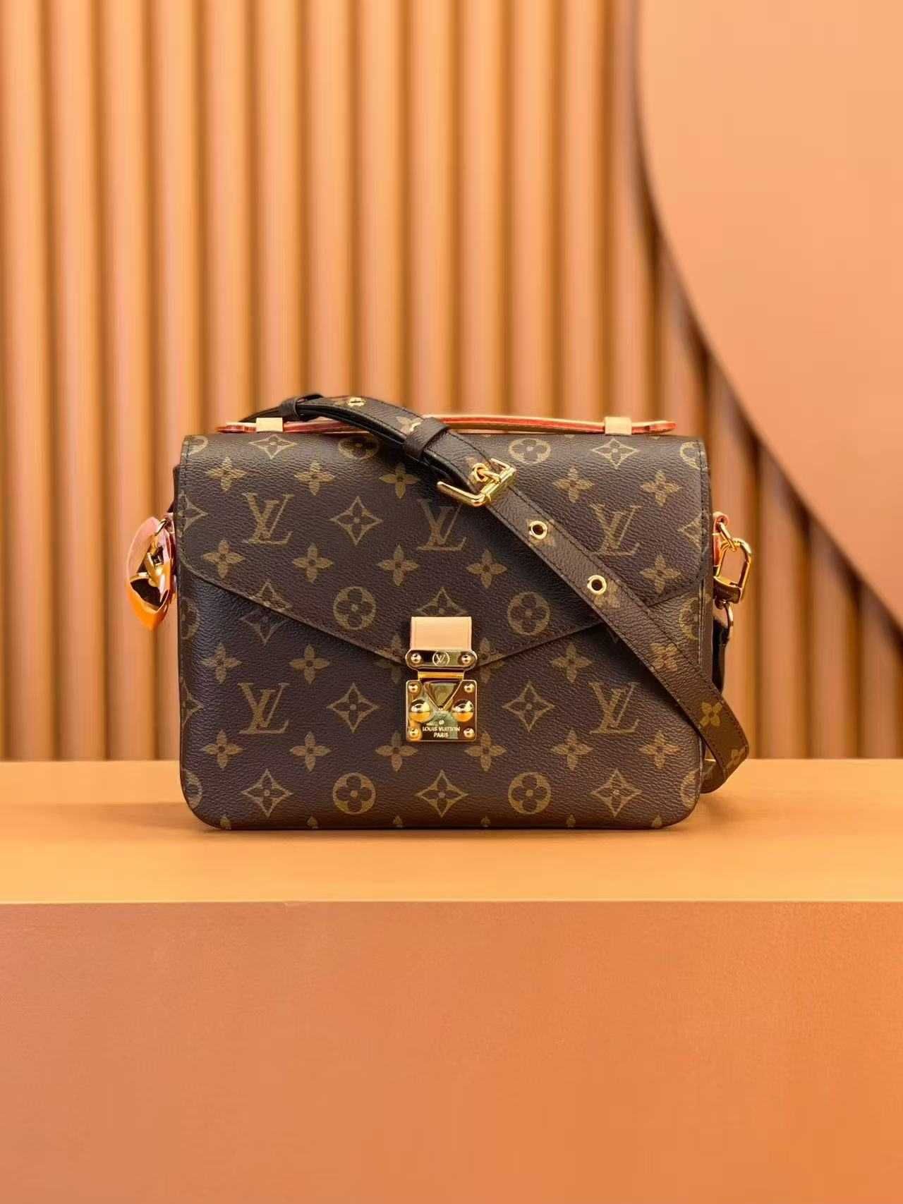 LOUIS VUITTON Pochette Metis