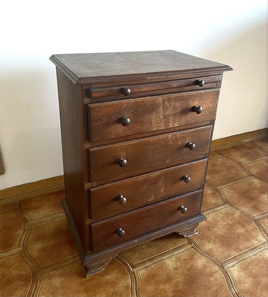 Mesa de cabeceira em madeira maçica com 5 gavetas (boa para restauro)