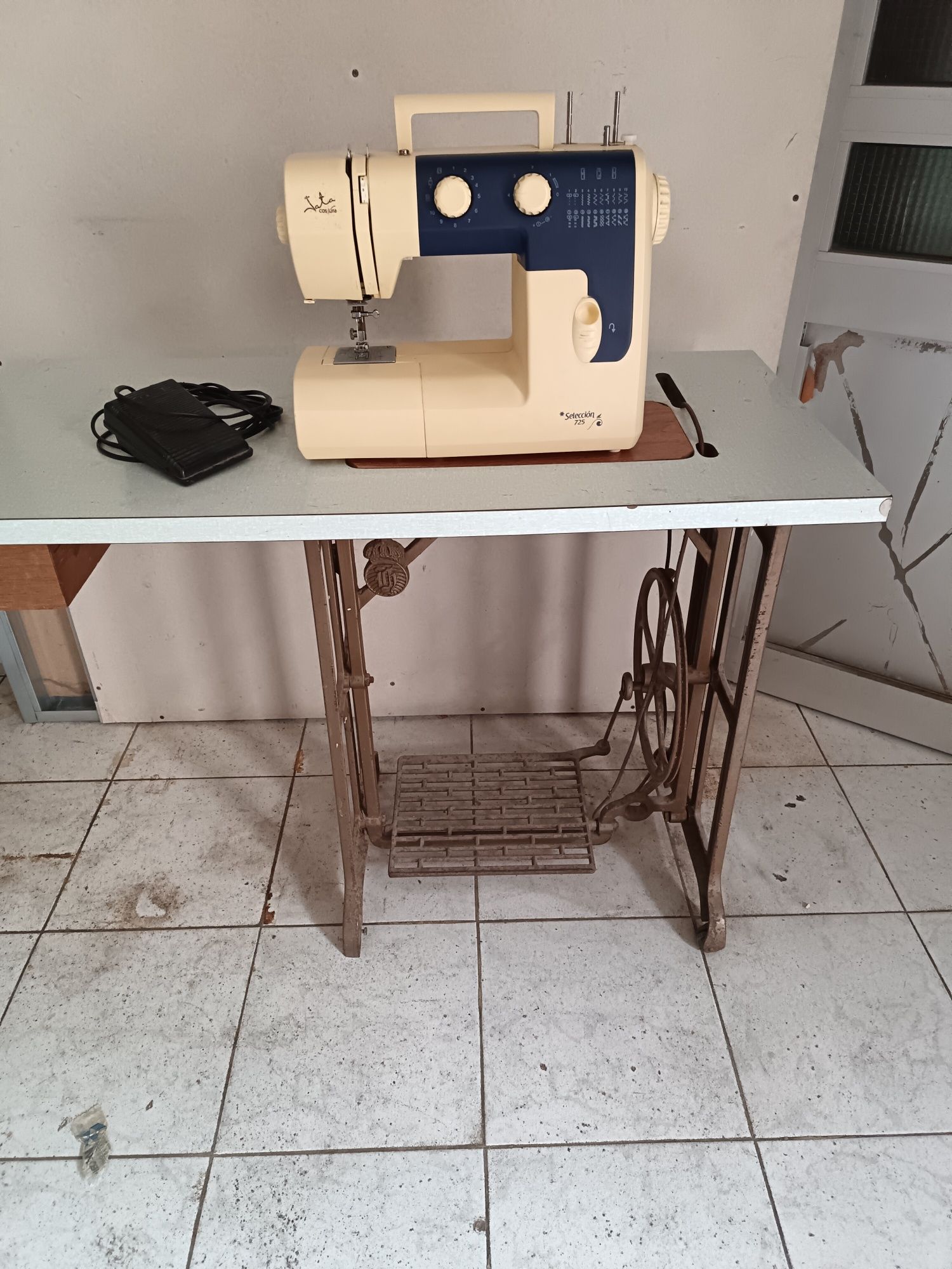 Máquina costura com móvel
