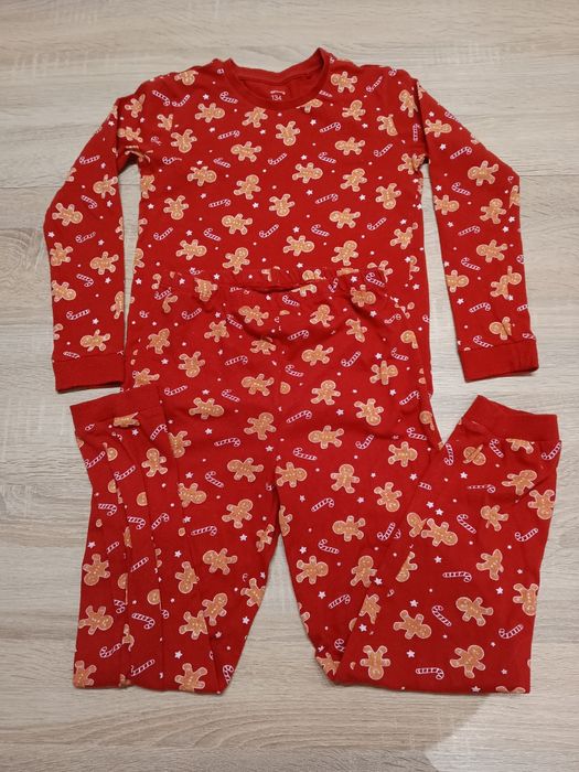 Piżama z motywem świątecznym Sinsay w rozmiarze 134
Używana, w
