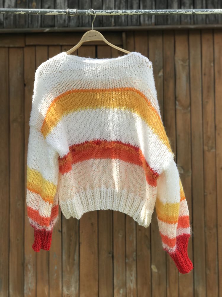 Lekki puszysty sweter w paski zrobiony na drutach