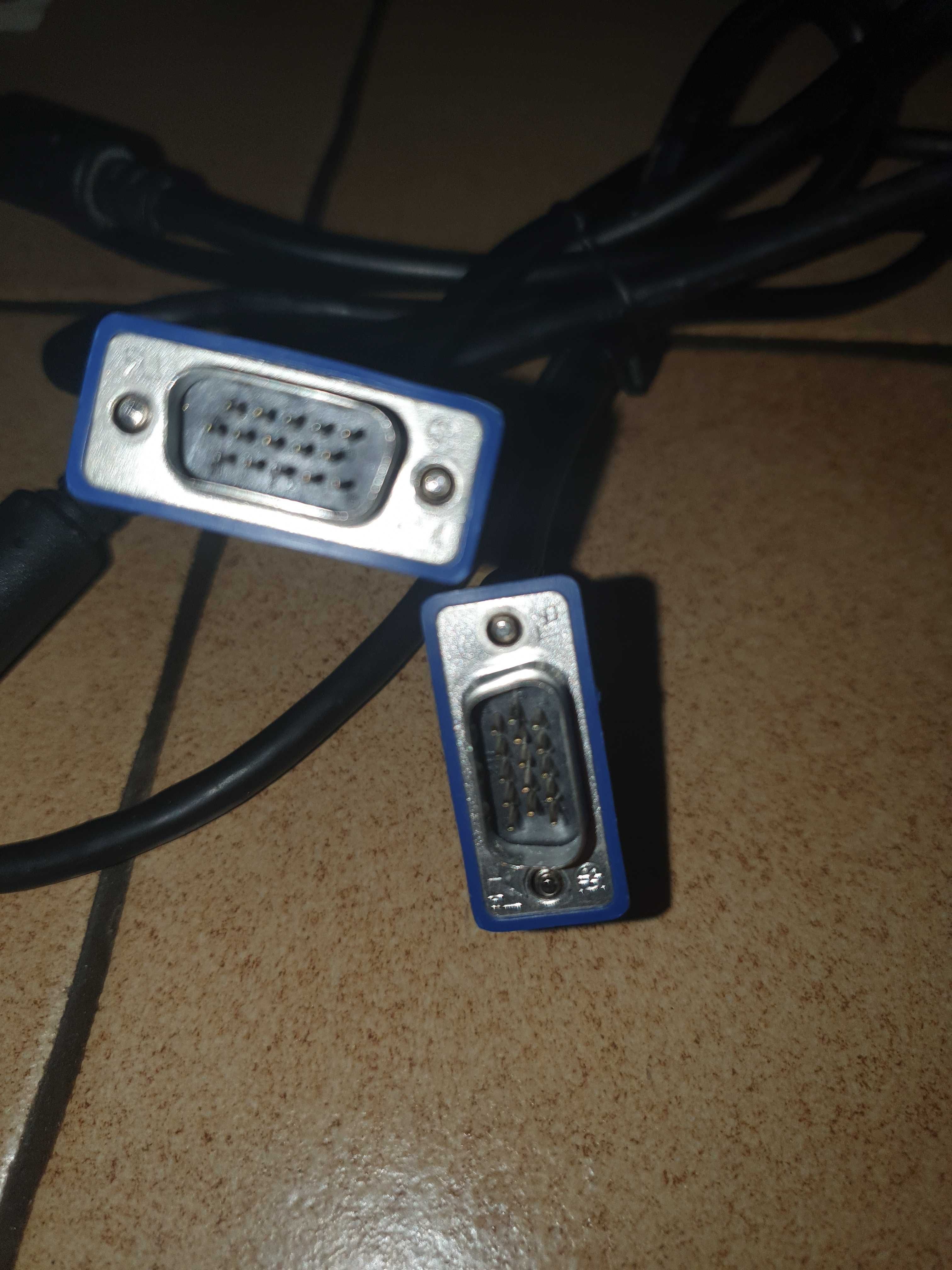 Przewód do monitora VGA.