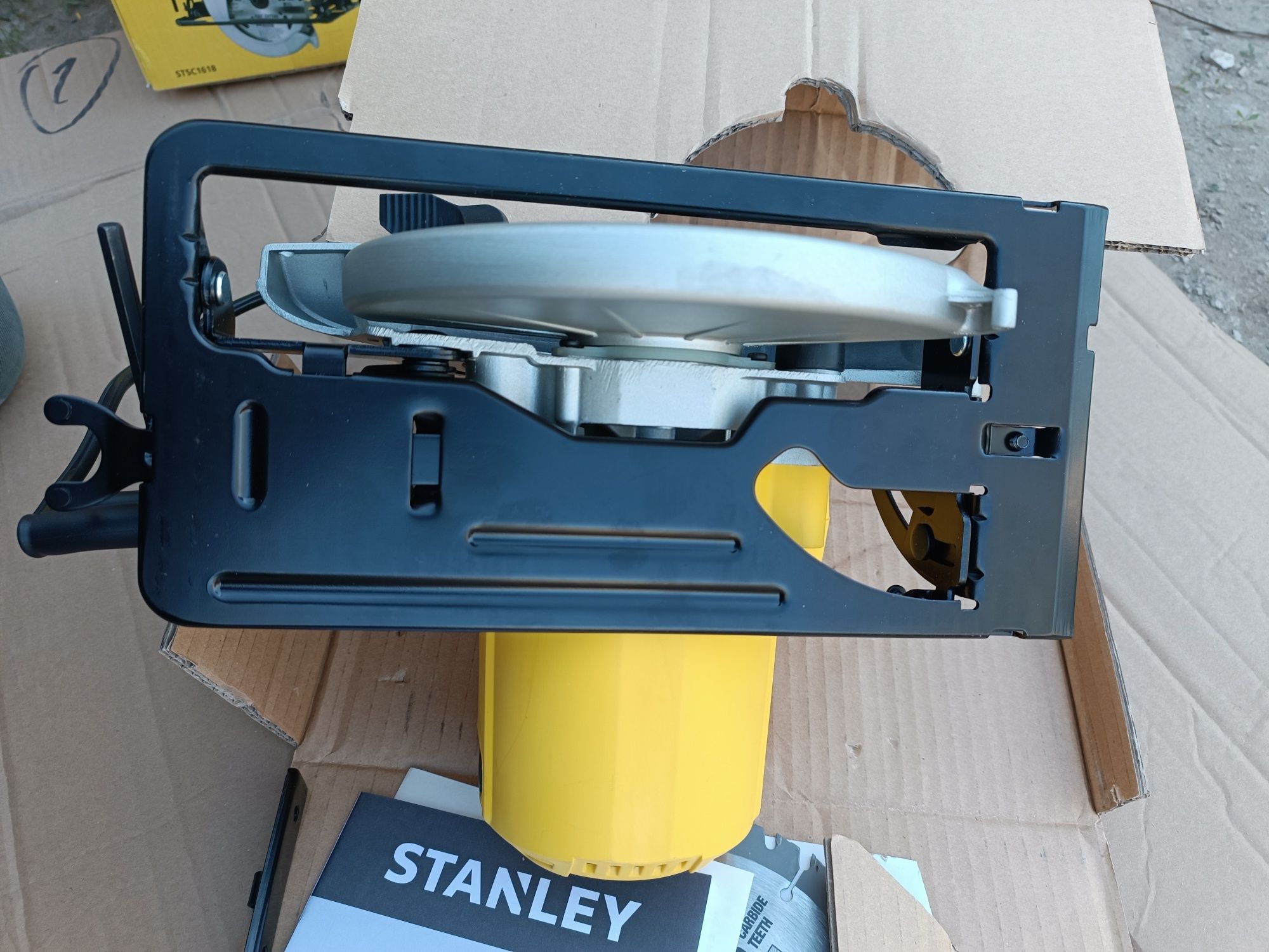 Ручна циркулярна пила Stanley STSC 1618