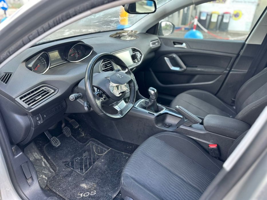 Peugeot 308 1.6 HDI 90KM 2015r  manuał lekko uszkodzony