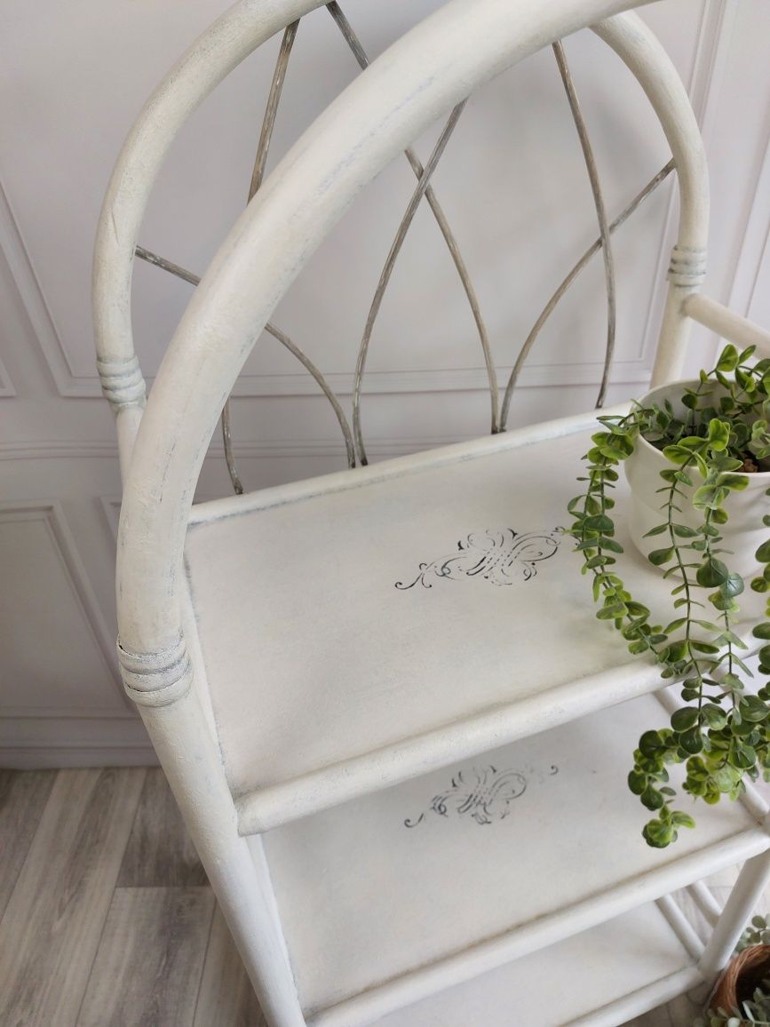 Biały rattanowy półokrągły regał / szafka Shabby Chic