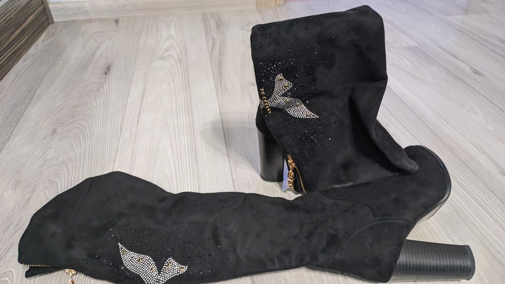 Високі жіночі чоботи