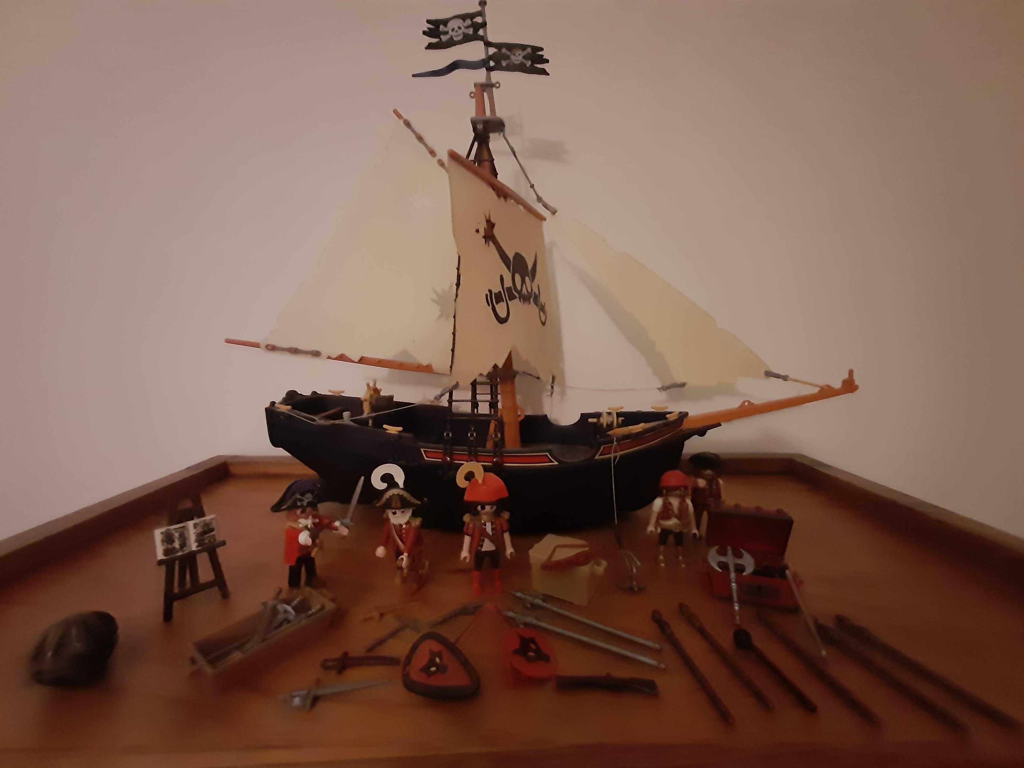 Playmobil Navio Piratas com acessórios incluídos.