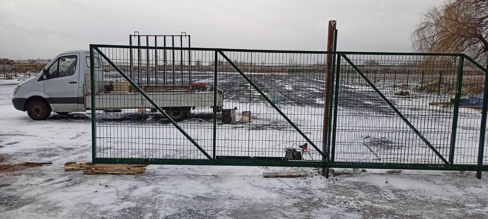 Забор с металл сетки для спортплощадки. Ворота и калитка